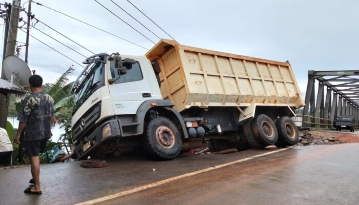 Jembatan Rawa Aopa Rusak Parah, Bahu Jalan Amblas dan Membahayakan Pengguna Jalan