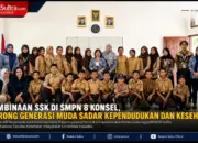 Perkuat Edukasi Kependudukan, Penyuluh KB Ranomeeto Bersama UHO Bina SSK di SMPN 8 Konsel